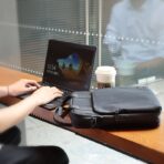 กระเป๋า แท็ปเล็ต for Tablet 12.9 for Laptop pro 13 พร้อมสายสะพาย ผ้ากันน้ำ รุ่น WiWU Alpha Vertical Double Layer Bag - Image 2